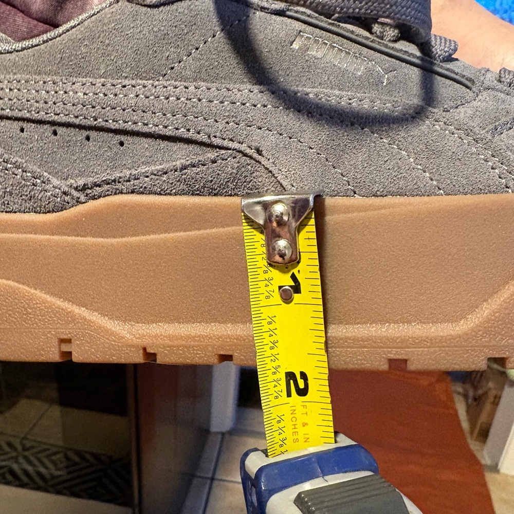 Puma sneakers size 8.5 gray with a tan gummy platform - Picture 6 of 6
